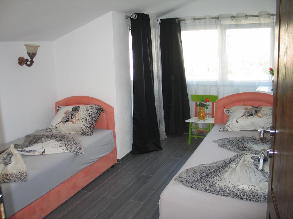 Guest House Dena โดบราวอดา ห้อง รูปภาพ