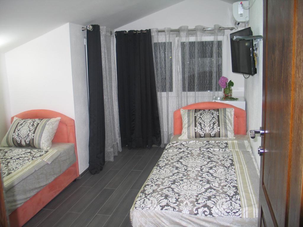 Guest House Dena โดบราวอดา ภายนอก รูปภาพ